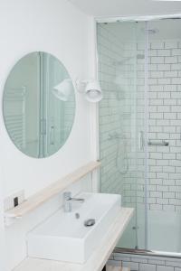 弗鲁蒂亚尔Del Pescador Hotel Cabañas的白色的浴室设有水槽和镜子