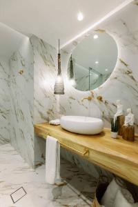 阿吉奥斯普罗科皮奥斯Venus Suite with Hot Tub的一间带水槽和镜子的浴室