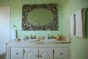 尼格瑞尔Jannetta's @Whimhill Bed & Breakfast的浴室设有两个盥洗盆和墙上的镜子