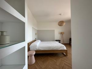 San Lorenzo NuovoVistalago的一间小卧室,配有一张床和一张桌子