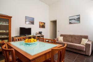 卡塔尼亚Antico Borgo的客厅配有桌子和沙发