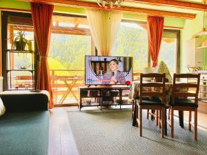 阿祖加Lucas Duplex的一间客厅,客厅内配有一张桌子和一台电视。