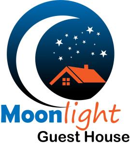 KhapaluMoon Light Guest House Khaplu的月亮和星空中的标志