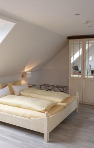 诺德奈Hotel Seehof Norderney OHG的阁楼上的卧室配有一张大床