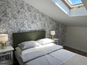 弗瓦迪斯瓦沃沃Abrahama Green House的一间卧室配有床和壁画