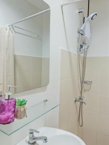 卡加盐德奥罗11F Condo in Limketkai Center CDO的带淋浴和盥洗盆的浴室