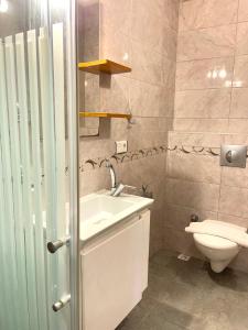 马尔马里斯BÜŞRA SELİMİYE的一间带水槽和卫生间的浴室