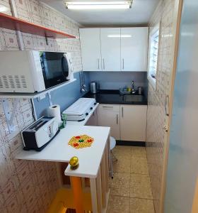 Acogedor duplex en el centro de Santa Cruz的厨房或小厨房