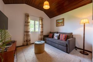 圣维森特Pereira Place - Cottage的客厅配有沙发和桌子