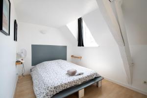 里尔SOUVENIRS VIEUX LILLE Apartment 2 Chambres 24H24H Access的一间白色客房内的床铺卧室