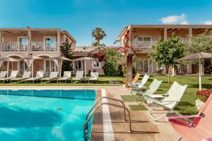 卡拉马孔Aeolos Boutique Hotel and Suites的别墅 - 带游泳池和躺椅