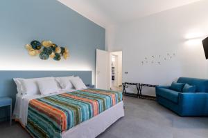 切萨雷奥港Residence Medusa by BarbarHouse的一间卧室配有一张床和一张蓝色椅子