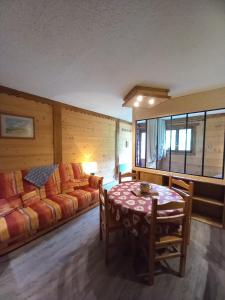 阿尔克河畔博讷瓦勒Chalet Campanule的客厅配有沙发和桌子