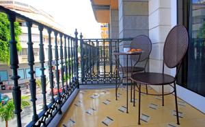 洛斯克里斯蒂亚诺斯Hotel Reveron Plaza的阳台配有两把椅子和一张桌子