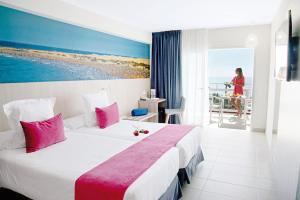 英格兰海滩拉布拉达玛丽塔公寓-仅限成人的酒店客房设有一张床和一个阳台。