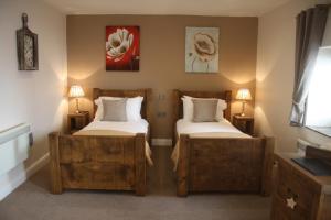 比代尔伍德曼宾馆的一间卧室配有两张床和两盏灯。