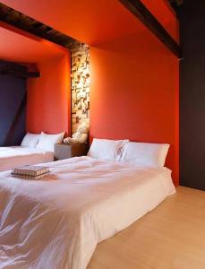 池上好和院景文旅的一间卧室设有两张床和橙色的墙壁