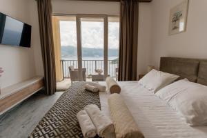 布德瓦Viewpoint Villa的一间卧室设有一张大床和大窗户