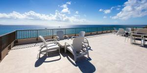SeaDreams Boutique Oceanfront Condos by Grand Cayman Villas & Condos的阳台或露台