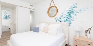 SeaDreams Boutique Oceanfront Condos by Grand Cayman Villas & Condos客房内的一张或多张床位