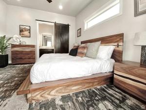 摩押Beautiful Brand NEW Luxury Condo @ Sage Creek的卧室设有一张白色大床和一扇窗户。