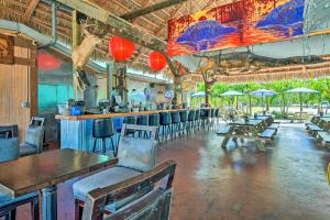 大沼泽地市Everglades Rental Trailer Cabin with Boat Slip!的餐厅设有酒吧,配有桌椅