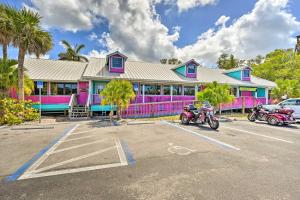 大沼泽地市Everglades Rental Trailer Cabin with Boat Slip!的停在大楼前的一组摩托车