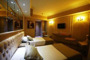 伊斯坦布尔deniz otel的酒店客房设有两张床和电视。