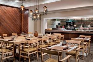 达拉斯达拉斯市场中心喜来登套房酒店的一间带木桌椅的餐厅和一间厨房