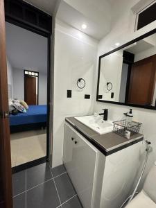 布加CASA10 DIEZ En TODO !的一间带水槽和镜子的浴室