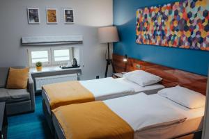 罗兹托巴克罗兹酒店的酒店客房,设有两张床和一张沙发