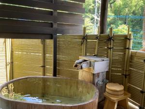 伊豆之国市Katsura no Izumi的浴室内设有大型木制浴缸。