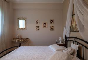阿菲托斯Antique Apartment的一间卧室设有一张床和一个窗口