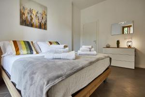 蒙扎MONZA-MILANO - Comfort tra centro e stazione - WIFI的一间卧室配有一张大床和毛巾