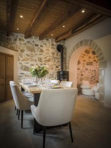 圣若里奥Venez Chez Vous - La Grange du Lac - Vue montagne的一间带桌子和白色椅子的用餐室
