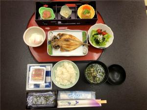 伊豆之国市Katsura no Izumi的一张桌子,上面放着一盘食物和一碗食物