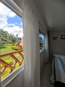 富萨加苏加Hotel Centro Recreacional Valle deEli的客房设有带床的窗户和阳台。