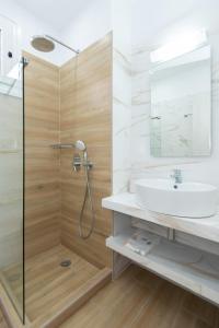 阿波罗尼亚Hotel Sofia的带淋浴和盥洗盆的浴室