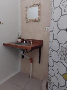 富内斯El séptimo día, lugar de descanso的浴室设有水槽和墙上的镜子