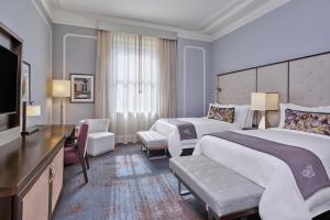 旧金山旧金山皇宫豪华精选酒店的酒店客房设有两张床和一台平面电视。