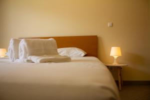 卡武埃鲁Leta´s Beach House的一间卧室配有一张带白色毛巾的床