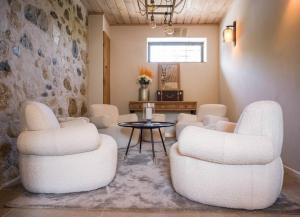 圣若里奥Venez Chez Vous - La Grange du Lac - Vue montagne的客厅配有两把椅子和一张桌子