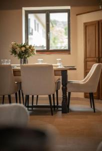 圣若里奥Venez Chez Vous - La Grange du Lac - Vue montagne的餐桌、椅子和花瓶