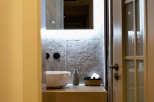 戈里察Vila Borgjeze的浴室的柜台设有水槽和镜子