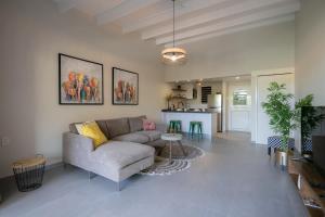 Santa CatharinaCASA Arte- Exclusive apartment with internet and pool的带沙发的客厅和厨房