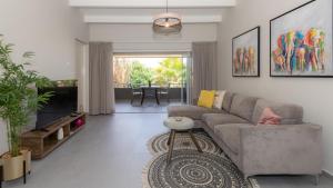 Santa CatharinaCASA Arte- Exclusive apartment with internet and pool的带沙发和电视的客厅
