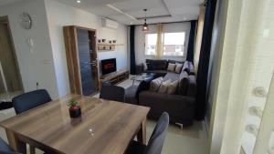 乌季达DLX02 - Appartement Deluxe 2 chambres - Centre Ville Oujda的客厅配有桌子和沙发