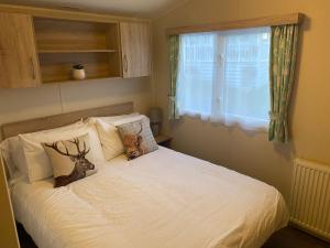 Newquay Bay Resort170 Newquay Bay Resort的一间卧室配有一张带鹿枕的床