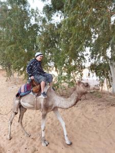 NianingLe Paradis的骑在骆驼后面的人