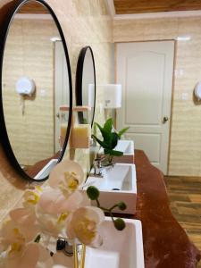 普孔Hostal Treile的一间带三个水槽和镜子的浴室